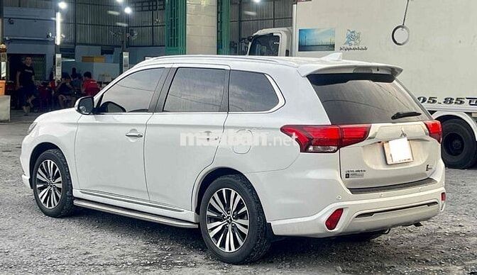 Bán gấp Outlander 2022 Pre Full option xe Zin 99%