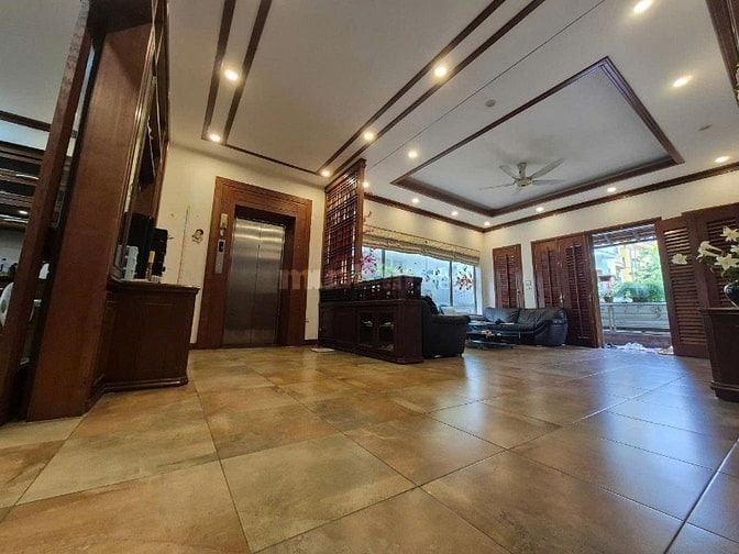 Cho thuê nhà phố Âu Cơ, Tây Hồ, có thang máy