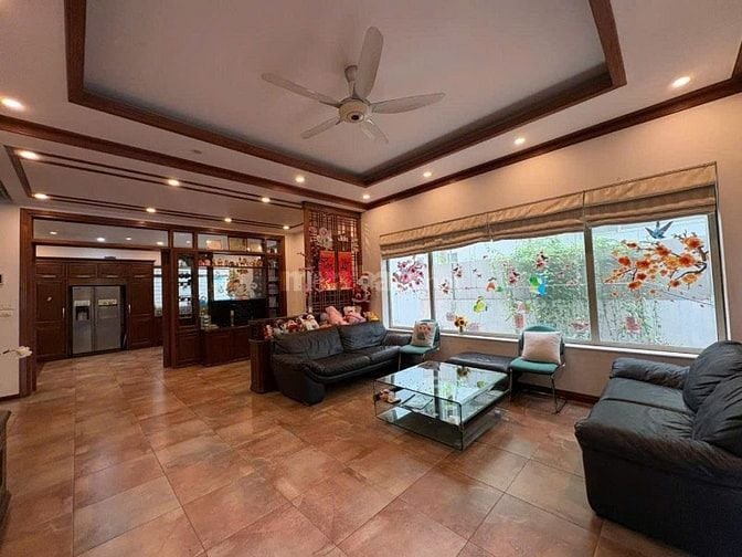 Cho thuê nhà phố Âu Cơ, Tây Hồ, có thang máy