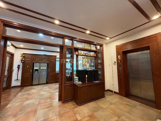 Cho thuê nhà phố Âu Cơ, Tây Hồ, có thang máy