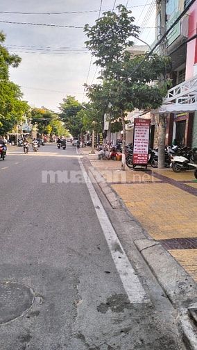 Bán nhà phố mặt tiền khu trung tâm thành phố 