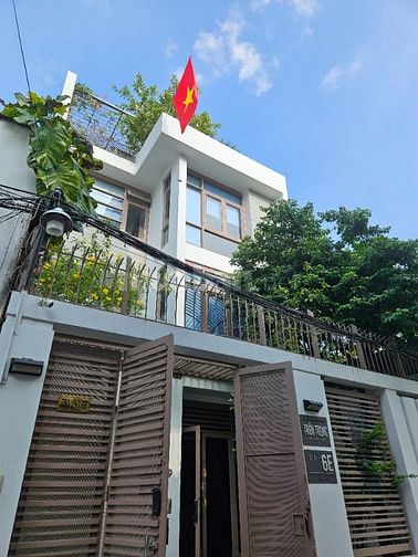 Nhà biệt thự khu Kiều Đàm, xe hơi đậu trong nhà, tiện ích đầy đủ.