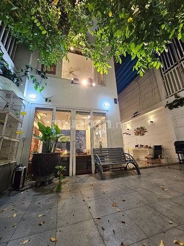 Nhà biệt thự khu Kiều Đàm, xe hơi đậu trong nhà, tiện ích đầy đủ.