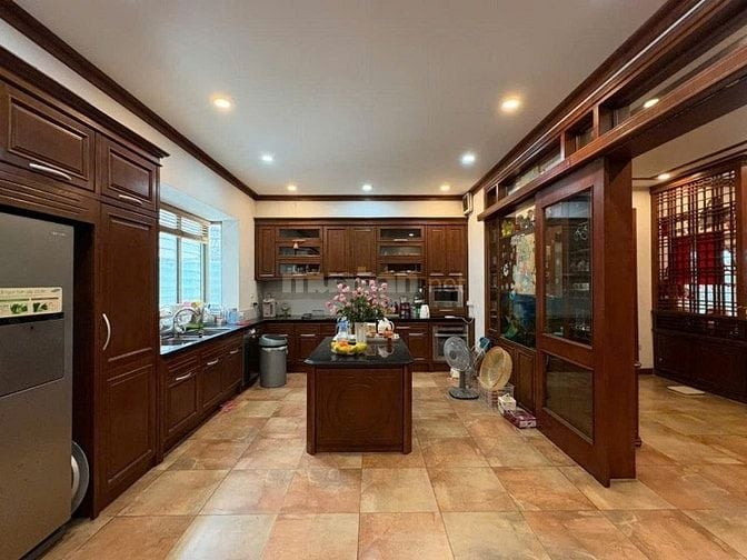 TỌA LẠC TRÊN CON PHỐ VIP HOÀNG CẦU TRUNG TÂM QUẬN, NGÕ THÔNG BÀN CỜ