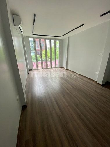 Cho thuê mặt phố Lê Văn Hưu view ngã tư phố, nhà mới có thang máy