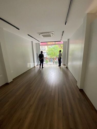 Cho thuê mặt phố Lê Văn Hưu view ngã tư phố, nhà mới có thang máy