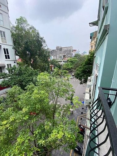 Cho thuê mặt phố Lê Văn Hưu view ngã tư phố, nhà mới có thang máy