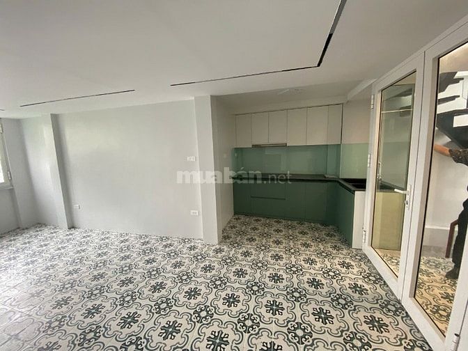 Cho thuê mặt phố Lê Văn Hưu view ngã tư phố, nhà mới có thang máy