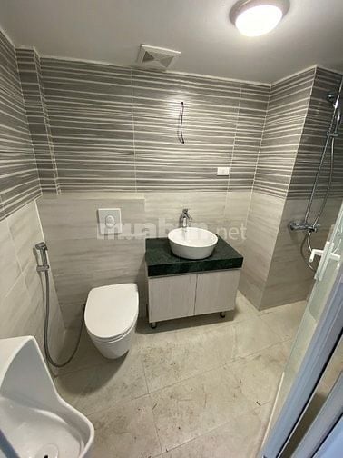 Cho thuê mặt phố Lê Văn Hưu view ngã tư phố, nhà mới có thang máy