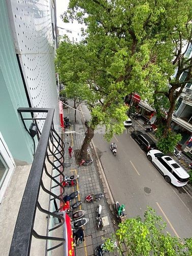Cho thuê mặt phố Lê Văn Hưu view ngã tư phố, nhà mới có thang máy