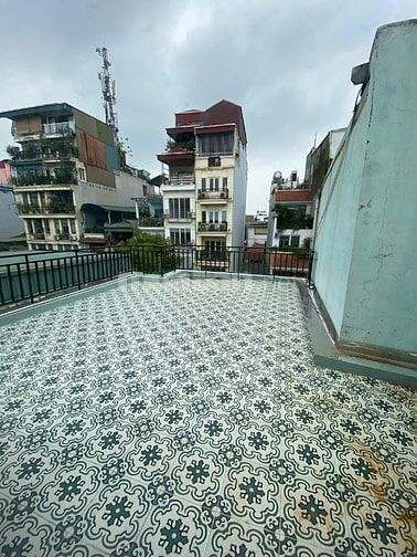 Cho thuê mặt phố Lê Văn Hưu view ngã tư phố, nhà mới có thang máy