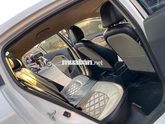 Kia Rio 2016 1.4 AT Sedan - 86000 km