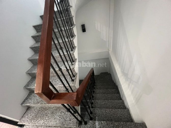Nhà 5T vị trí đắc địa Mp Giang Văn Minh-Kim Mã vỉa hè rộng kd sầm uất 