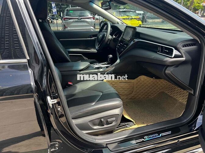 Toyota Camry 2.5Q 2022 chủ quên chạy. Lướt 14K