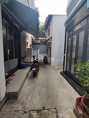 Góc Hẻm an ninh Lý Thái Tổ,4PN,vào ở ngay,gần Bệnh viện,Vòng xoay