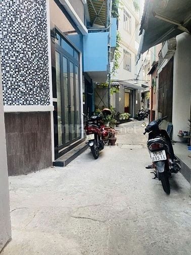 Góc Hẻm an ninh Lý Thái Tổ,4PN,vào ở ngay,gần Bệnh viện,Vòng xoay