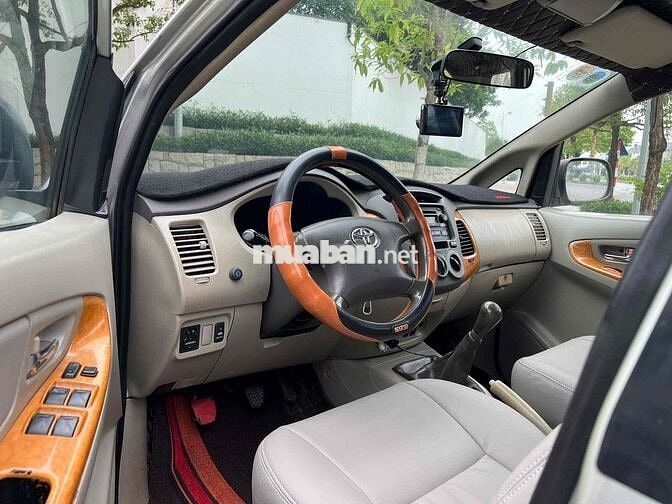 Toyota Innova 2011 G - 60000 km