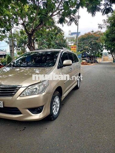 Toyota Innova 2012 E - 12345 km