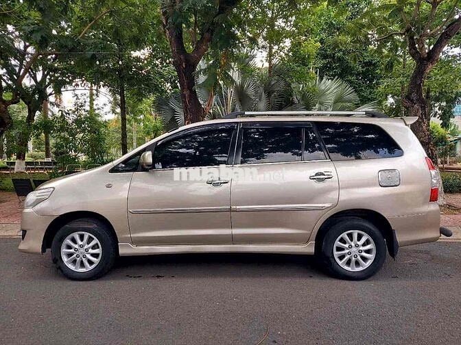 Toyota Innova 2012 E - 12345 km