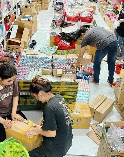 Qua lễ Tuyển nhân viên nam nữ phụ soạn hàng xếp hàng trong kho gói quà