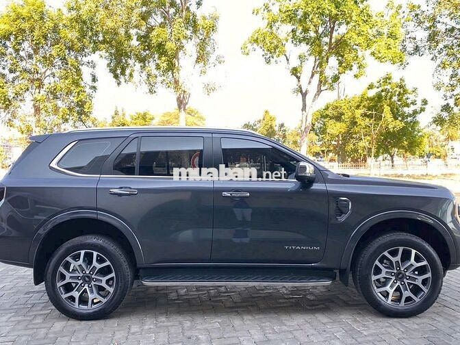 Ford Everest 2024 Titanium 2.0L 4x2 AT - 6500 km