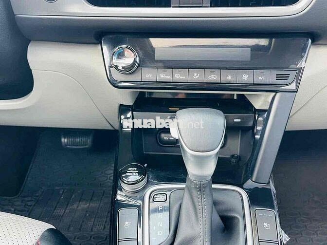 Kia Seltos 2023 Premium 1.4 AT - 13000 km