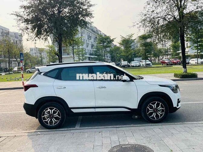 Kia Seltos 2023 Premium 1.4 AT - 13000 km