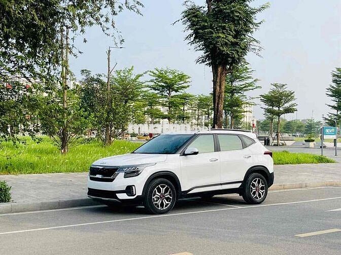 Kia Seltos 2023 Premium 1.4 AT - 13000 km