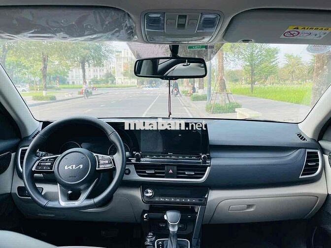 Kia Seltos 2023 Premium 1.4 AT - 13000 km