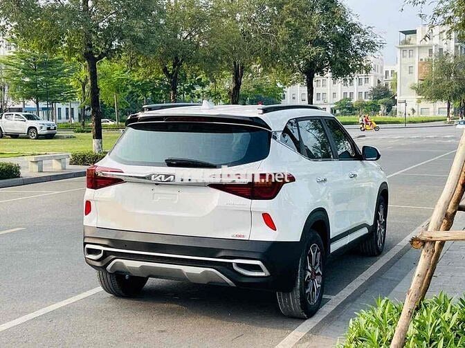 Kia Seltos 2023 Premium 1.4 AT - 13000 km