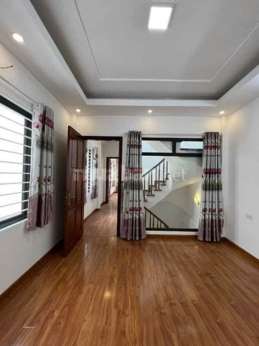 Nhà Mặt Phố Võ Chí Công .DT 86 m2, Nhà Xây 5 Tầng,Giá 46 Triệu / Tháng
