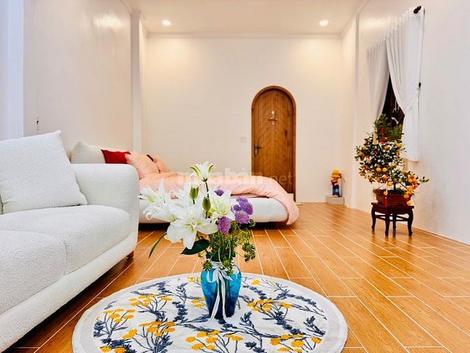 Nhà mặt tiền tầng 1, Lối đi riêng, có sân thượng,sổ hồng
