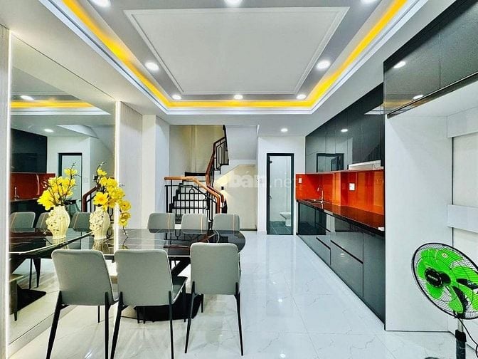 Chốt căn nhà đẹp 50.4m2 ngay Bến Vân Đồn, Quận 4. Giá: 2 Tỷ 650. SHR