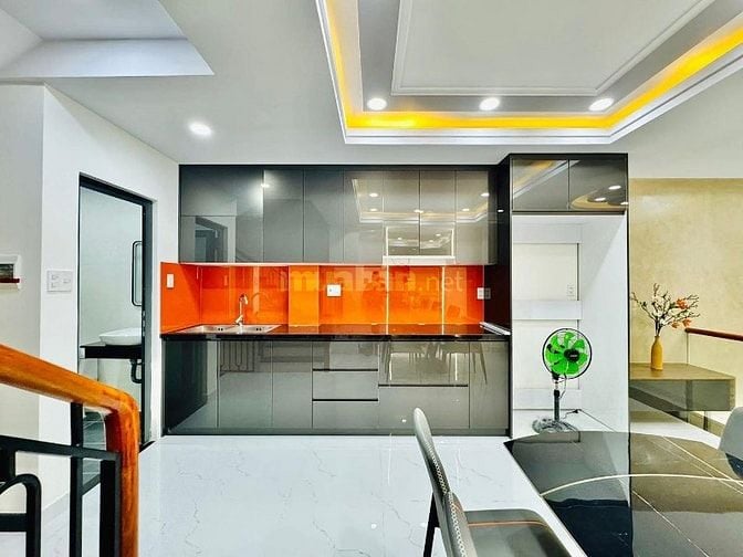 Chốt căn nhà đẹp 50.4m2 ngay Bến Vân Đồn, Quận 4. Giá: 2 Tỷ 650. SHR