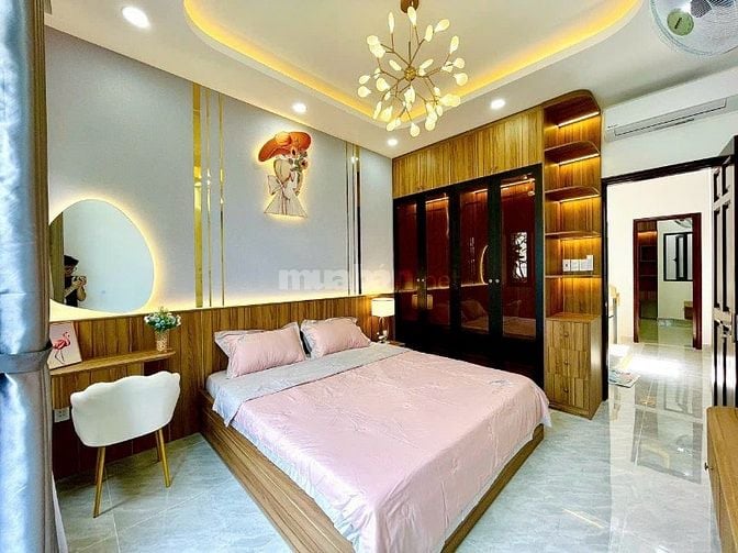 Nhà đẹp cần bán giá 2 tỷ400 Đoàn Văn Bơ P14 Q4. DT 40m² sổ hồng riêng