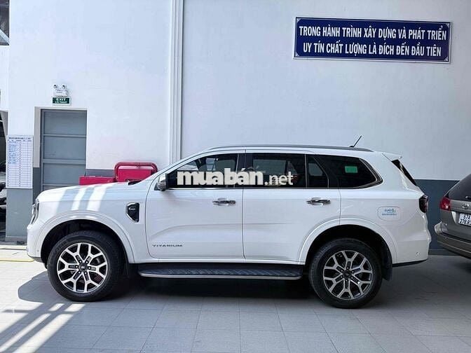 Ford Everest 2023 Titanium 4x4 nhập Thái - có XHĐ
