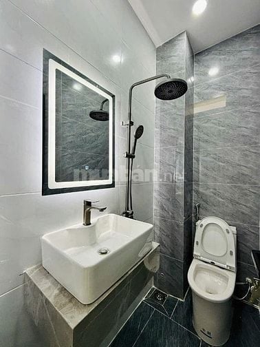 BÁN GẤP VỀ HN Ở NHÀ PHAN VĂN TRỊ, Q.5 gần BV Nhiệt Đới, Heẻm 5M thông