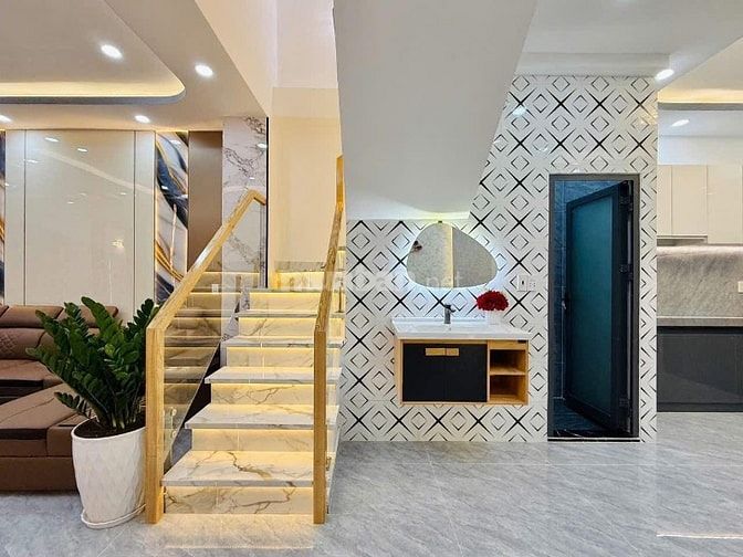 BÁN GẤP VỀ HN Ở NHÀ PHAN VĂN TRỊ, Q.5 gần BV Nhiệt Đới, Heẻm 5M thông