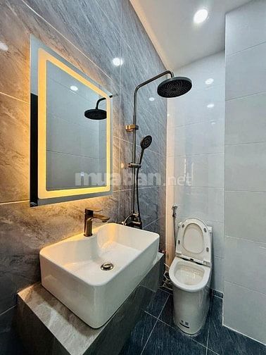 BÁN GẤP VỀ HN Ở NHÀ PHAN VĂN TRỊ, Q.5 gần BV Nhiệt Đới, Heẻm 5M thông