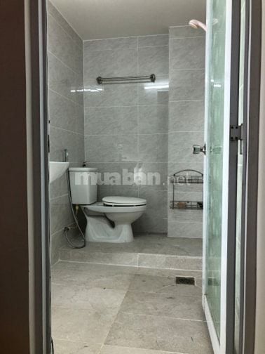 Nhà mới xây, trước cửa là công viên, có chỗ để xe hơi. DT 28m2