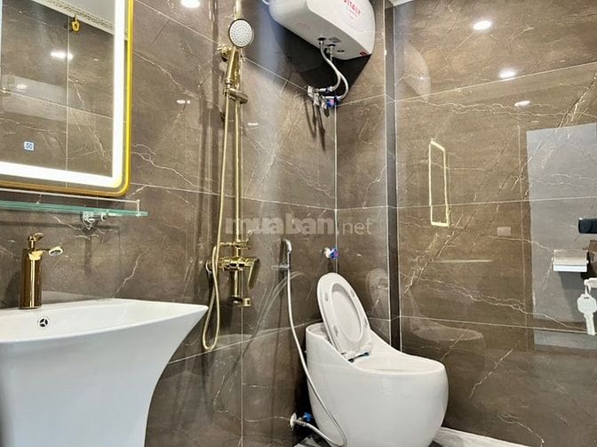 Nhà riêng 54m x 5T, 3 mặt thoáng,4p ngủ + 5 WC, sân riêng 18m, 9,9 tỷ.