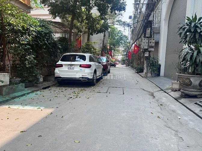Nhà phân lô hồ đền lừ - ô tô tránh nhau