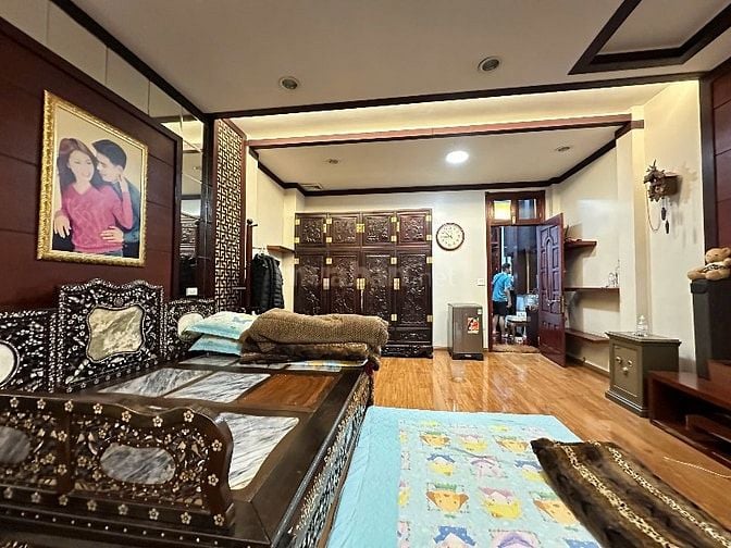 Nhà phân lô hồ đền lừ - ô tô tránh nhau