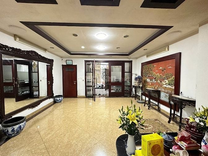 Nhà phân lô hồ đền lừ - ô tô tránh nhau