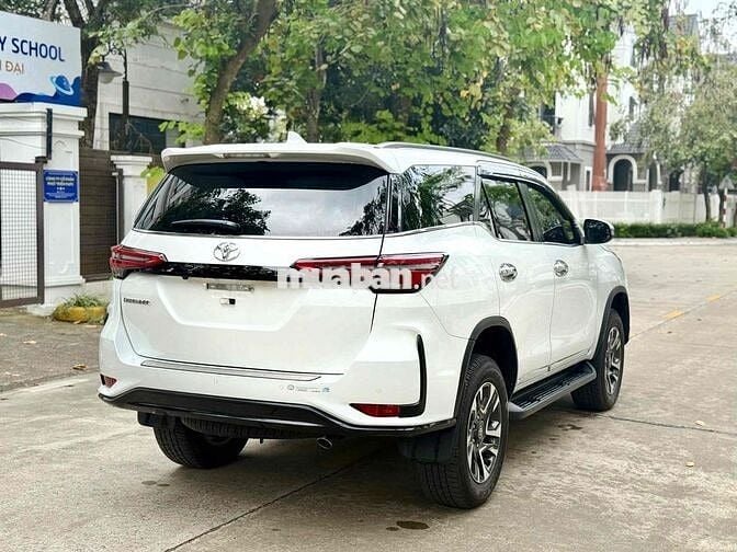 Toyota Fortuner Legender 2.4 4x2 AT sản xuất 2022