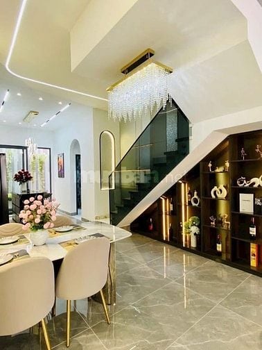 Đi nước ngoài định cư bán gấp nhà ở đường Bành Văn Trân, phường 7, quậ