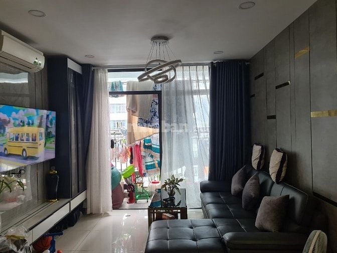 kẹt tiền cần bán căn hộ 65m2 giá rẻ,tòa nhà có trung tâm thương mại