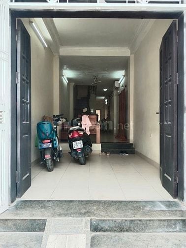 Cho thuê tầng 1+ tầng 2 nhà mặt đường lớn chính chủ