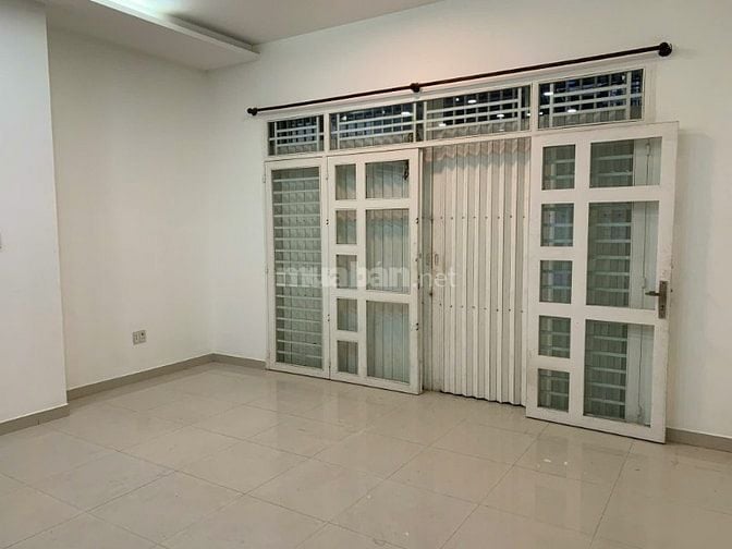 Nhà 2 lầu sân thượng, hẻm 8m, Dt: 8x20m, 4pn