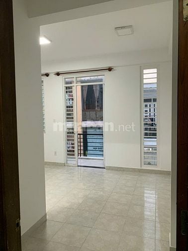 Nhà 2 lầu sân thượng, hẻm 8m, Dt: 8x20m, 4pn